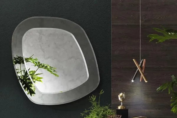 Specchio di design Sirmione di Riflessi sagomato con cornice in vetro fumè