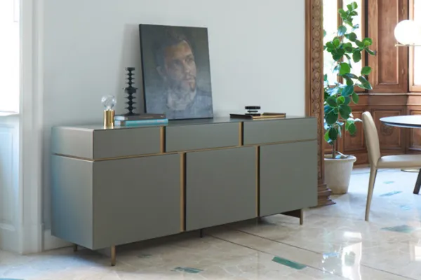 Madia moderna in legno laccato Abaco di Sangiacomo con ante geometriche