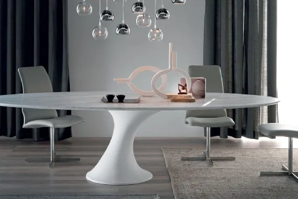 Tavolo con base in cristalplant bianco opaco e piano in marmo Reef di Cattelan Italia