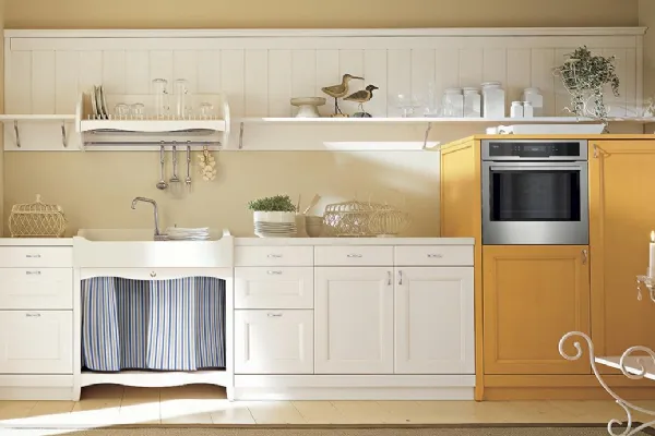 Cucina classica in legno massello laccato semitrasparente di Valplana