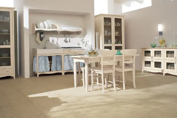 Cucina classica in legno massello con finitura bianco di Valplana