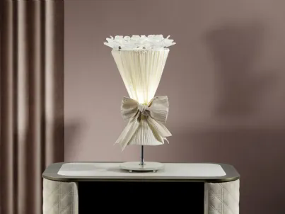 Lampada da tavolo con base a specchio, telaio in ferro con paralume in tessuto plissé e vetro superiore sabbiato con applicazione di decori floreali in vetro di Murano trasparente Bouquet Abatjour di Reflex