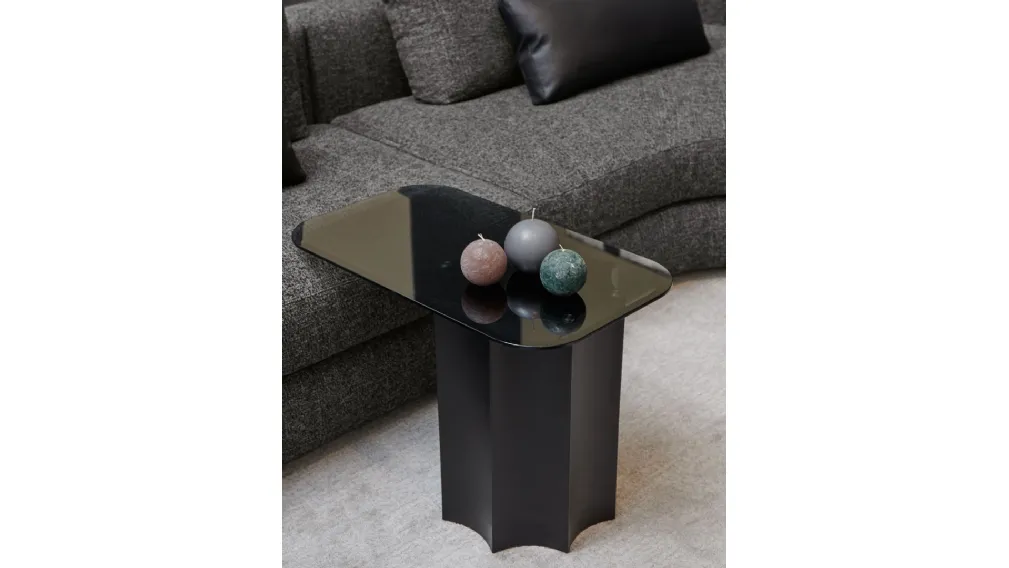 Tavolino alto con piano in vetro e base in acciaio curvato Florio 01 di Cantori