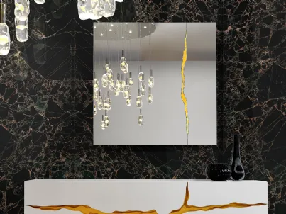 Specchio quadrato in vetro extrachiaro con decoro sagomato finitura oro Impact di Reflex