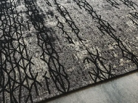 Tappeto Mumbai grigio e nero tessuto in cotone e ciniglia a rilievo di Cattelan Italia