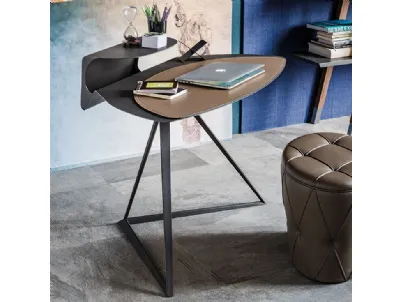 Scrittoio Storm con struttura e piano in acciaio verniciato goffrato e PAD in cuoio di Cattelan Italia