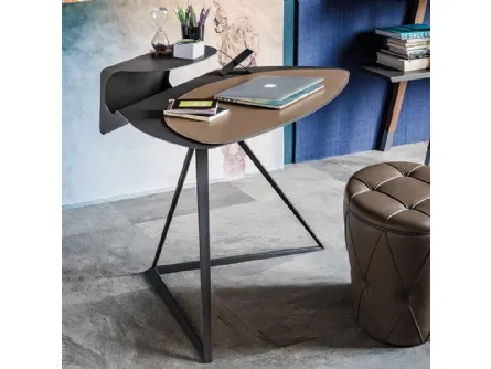 Scrittoio Storm con struttura e piano in acciaio verniciato goffrato e PAD in cuoio di Cattelan Italia