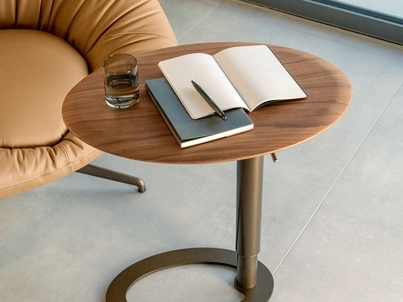 Tavolino ad altezza regolabile Tek con piano in legno di Riflessi