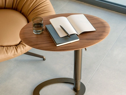 Tavolino ad altezza regolabile Tek con piano in legno di Riflessi