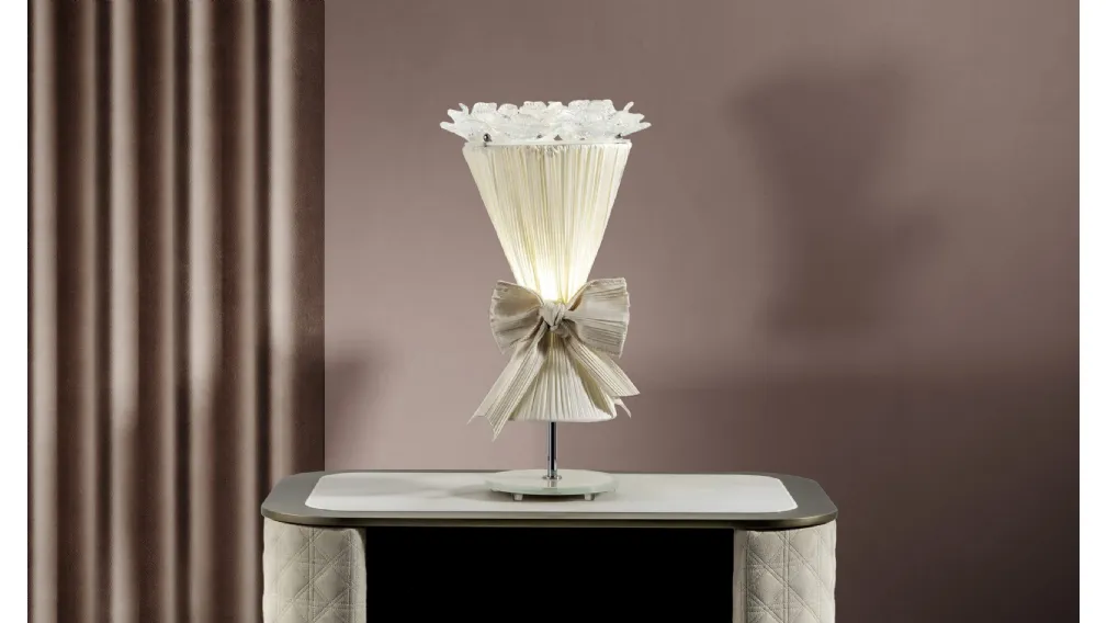 Lampada da tavolo con base a specchio, telaio in ferro con paralume in tessuto plissé e vetro superiore sabbiato con applicazione di decori floreali in vetro di Murano trasparente Bouquet Abatjour di Reflex