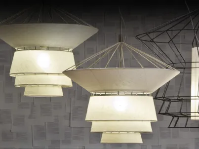 Lampada a sospensione costituita da una griglia tridimensionale in acciaio verniciato parzialmente rivestita in tessuto Bolero di Cattelan Italia