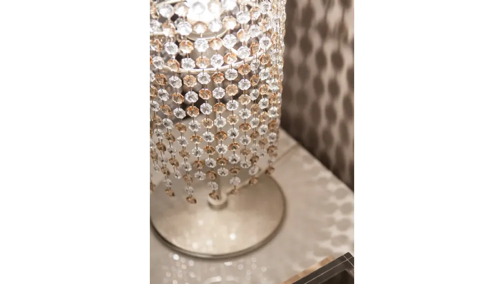 Lampada da tavolo realizzata con pendenti in vetro a due colori Gioia di Cantori