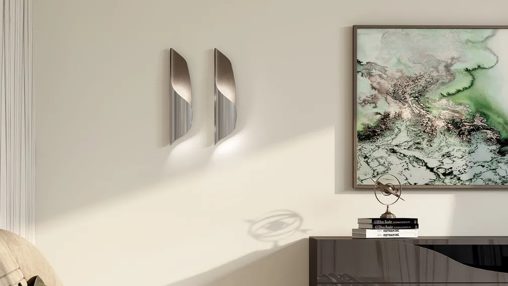 Lampada da parete in acciaio lucido curvato con interno in finitura ottone satinato Segno Applique di Reflex