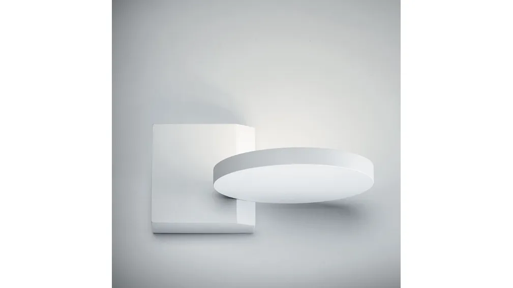 Lampada formata da un parallelepipedo e cerchio in alluminio bianco Spy di Vivida International