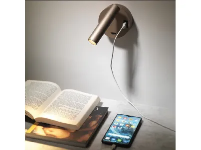 Lampada da parete orientabile con presenza di presa USB Betu di Vivida International