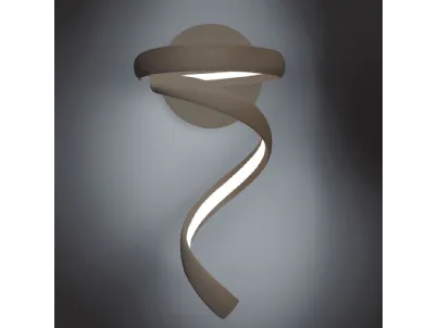 Lampada da parete in alluminio color sabbia dalla forma morbida Flame di Vivida International