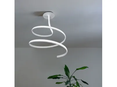 Lampada a sospensione in alluminio e silicone che ricorda un nastro da ginnastica ritmica Ribbon di Vivida International