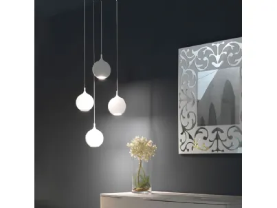 Lampada in alluminio e acrilico bianco composta da gocce pendenti Smash di Vivida International