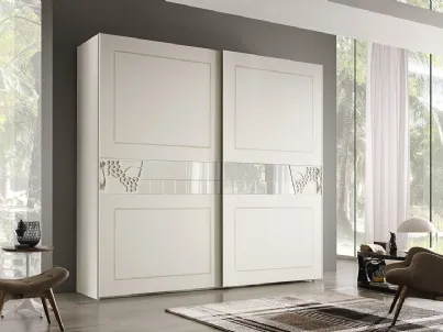 Armadio Moderno Virtus in laccato Bianco Antico con filetto Tortora e inserti a specchio con decoro nella fascia centrale di Ferretti e Ferretti