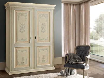 Armadio classico Tiziano a due ante finitura Antiquariato con sovracolore fascia esterna e decori Azzurri e fascia interna Ocra di Ferretti e Ferretti