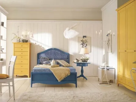 Cameretta con letto a una piazza e mezza in legno laccato semi trasparente Blu, Ocra e Bianco Comp 110 di Valplana