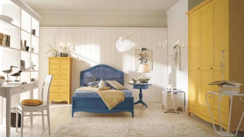 Cameretta con letto a una piazza e mezza in legno laccato semi trasparente Blu, Ocra e Bianco Comp 110 di Valplana