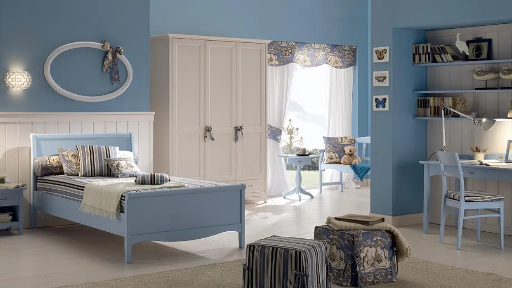 Cameretta classica con scrivania in legno massello laccato Azzurro e Bianco di Valplana