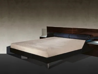 Letto con testiera in legno e giroletto rivestito in pelle Aliante di Reflex