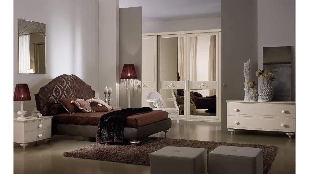 Letto con piedini argentati M210 di Ferretti e Ferretti