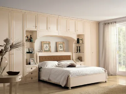 Letto finitura patinato Magnolia con testiera con pannello in tessuto trapuntato M226 di Ferretti e Ferretti