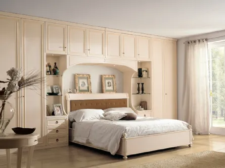 Letto finitura patinato Magnolia con testiera con pannello in tessuto trapuntato M226 di Ferretti e Ferretti