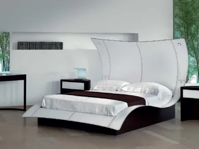 Letto di design sagomato con rivestimento in pelle con base in legno laccato opaco Mega Butterfly di Reflex