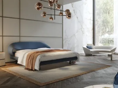 Letto di design con testiera sagomata rivestito in pelle Nuvola di Reflex