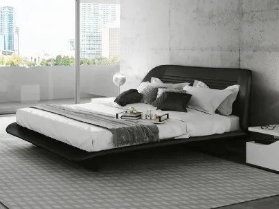 Letto di design con testiera e giroletto sagomati, imbottiti e rivestiti in pelle Segno di Reflex