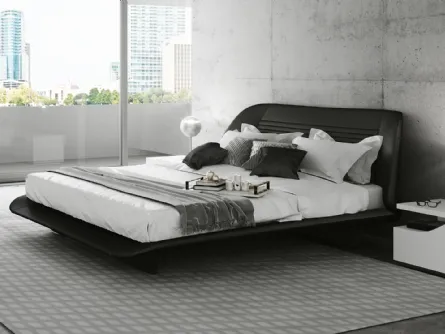 Letto di design con testiera e giroletto sagomati, imbottiti e rivestiti in pelle Segno di Reflex