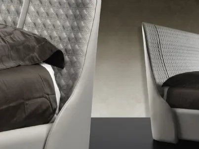 Letto con testiera dai bordi sagomati in pelle trapuntata Swan di Reflex