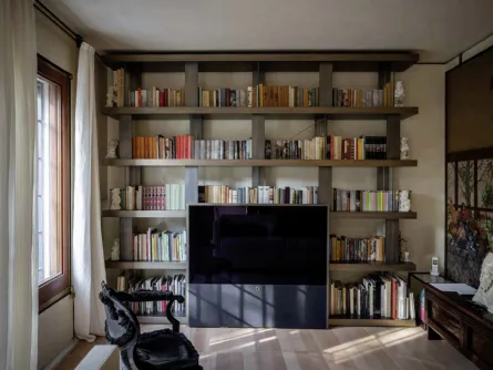 Libreria modulare a incastro con divisori in vetro bronzo e ripiani in legno finitura bronzo Tango T di Reflex