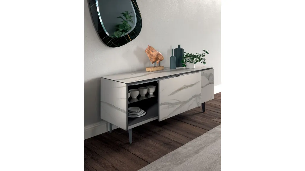 Madia moderna in marble glass con piedini in metallo Plana di Ozzio