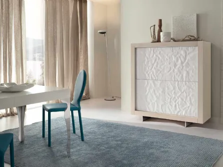 Madia Picasso P2 Mito con scocca in rovere e ante in acciaio martellato laccato bianco lucido di Riflessi