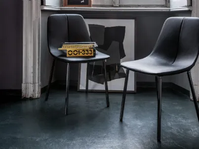 Sedia By met rivestita in pelle con gambe in metallo di Bonaldo
