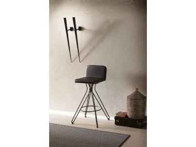 Sgabello fisso con basamento in filo metallico e seduta rivestita in pelle Caleb di Ozzio