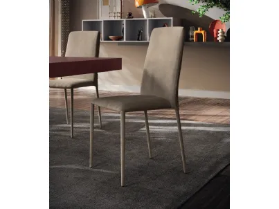 Sedia Cloe rivestita in tessuto Nabuk di Scavolini