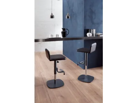 Sgabello in pelle con basamento in metallo Cooper di Ozzio