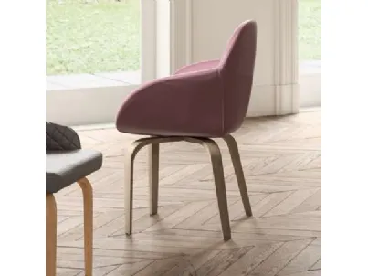 Sedia con braccioli in velluto con gambe in legno Gavia di Ozzio