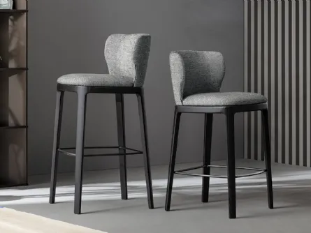 Sgabello in tessuto con struttura in legno Joy too disponibile in due altezze di Bonaldo