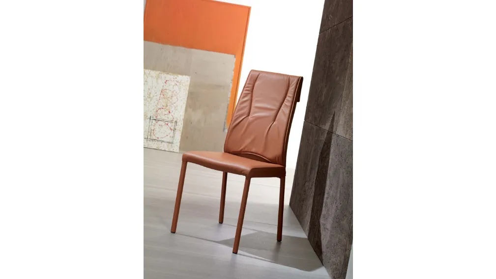 Sedia in pelle con doppio rivestimento e risvolto fissato sul retro dello schienale Luxy di Ozzio