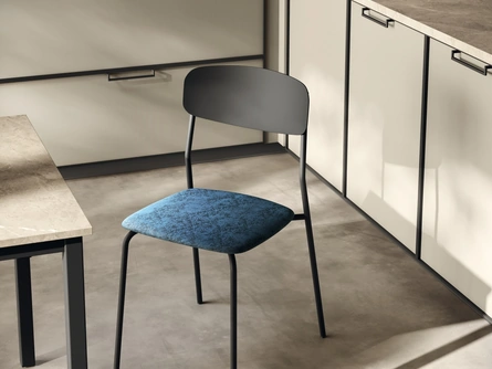 Sedia Sam in metallo con seduta in tessuto imbottito di Scavolini