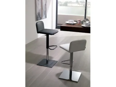 Sgabello con alzata a gas, basamento in metallo e seduta rivestita in pelle Lunette di Ozzio