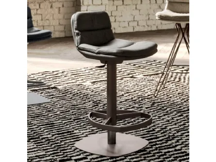 Sgabello di design con seduta imbottita e rivestita in pelle Marlon di Ozzio