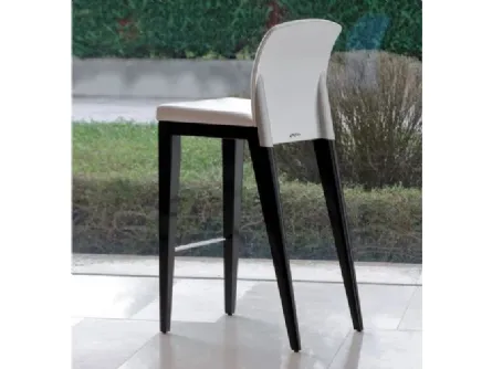 Sgabello in pelle con struttura in legno laccato nero Sit di Reflex